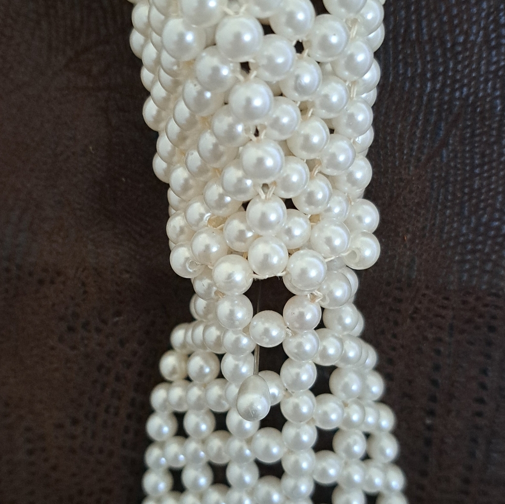 Faux pearl tie necklace
